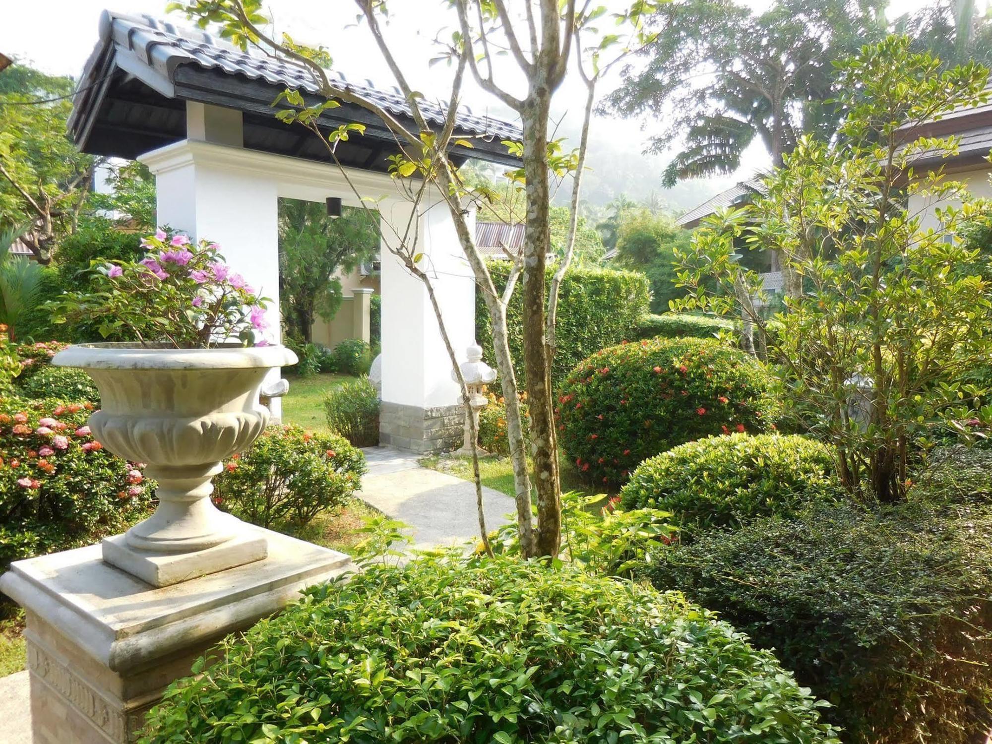 Holiday Village And Natural Garden Resort Phuket Eksteriør billede